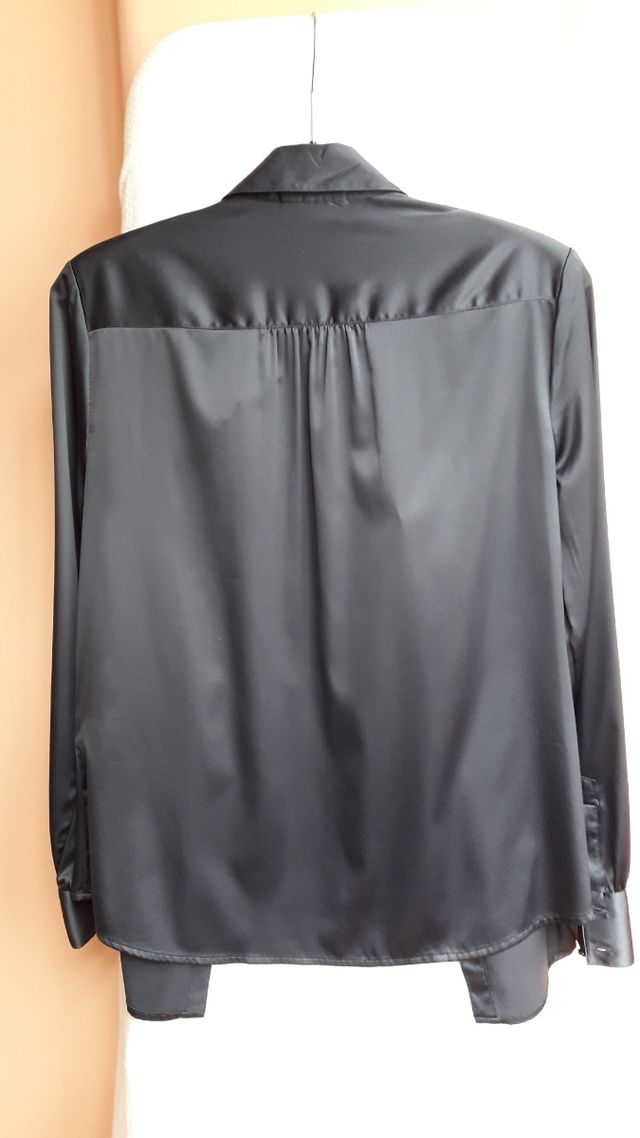 Blusa azul marino, CyA