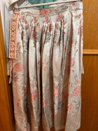 Traje de Fallera plata y Rosa con un corpiño o dos
