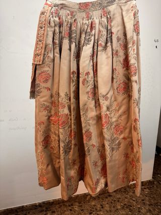Traje de Fallera plata y Rosa con un corpiño o dos
