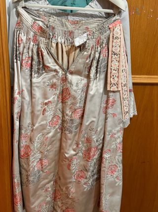 Traje de Fallera plata y Rosa con un corpiño o dos