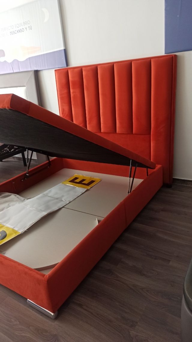 Cabecero tapizado y canapé abatible