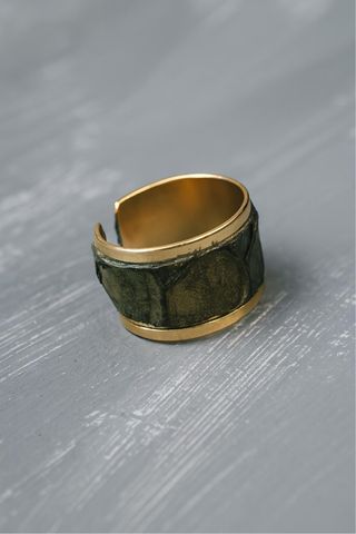 Anillo artesanal ajustable oro y verde