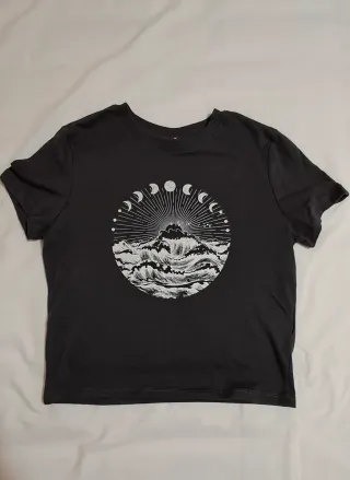 Camiseta negra con estampado de montaña y lunas