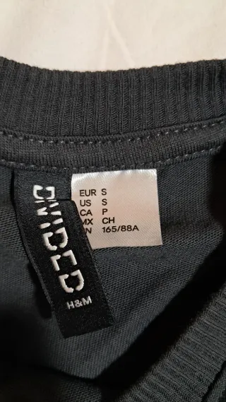 Camiseta negra con estampado de montaña y lunas