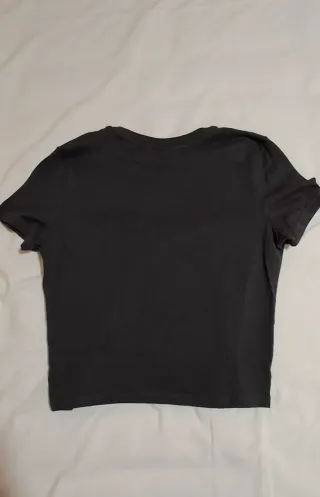 Camiseta negra con estampado de montaña y lunas