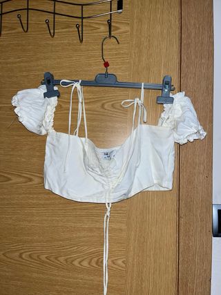 Top blanco fruncido con mangas abullonadas