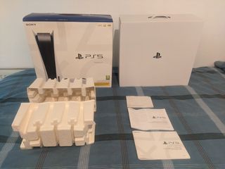 Caja PS5 Sony con embalajes y manuales