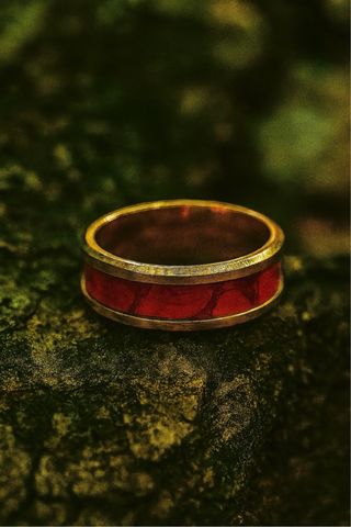 Anillo hecho a mano oro y rojo