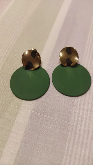 Pendientes dorados y verdes