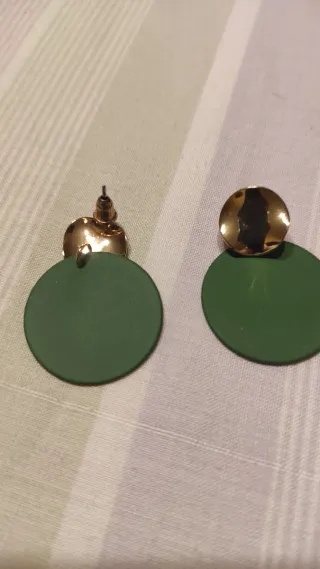 Pendientes dorados y verdes