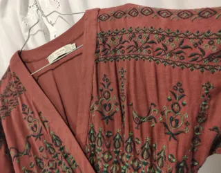 Vestido Nice Things granate bordado verde