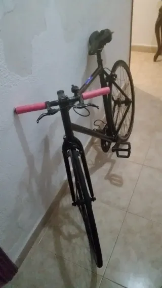 Bicicleta Negra con Puños Rosas de aluminio 
