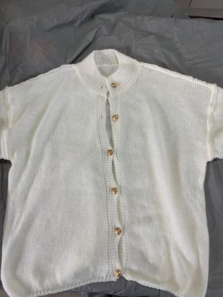 Cardigan bianco con bottoni dorati