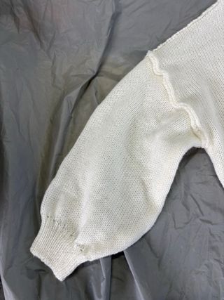 Cardigan bianco con bottoni dorati