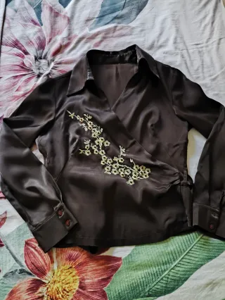 Blusa cruzada con bordado floral y pedreria