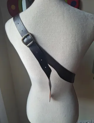 Bolso de cuero beige marrón y naranja con diseño 