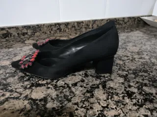 Zapatos UTERQUE ante negro con pedrería tacón anch