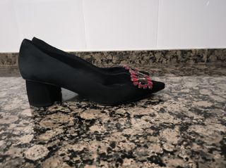 Zapatos UTERQUE ante negro con pedrería tacón anch