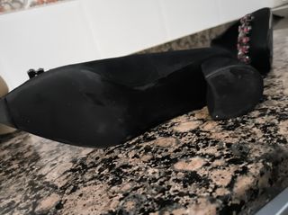 Zapatos UTERQUE ante negro con pedrería tacón anch