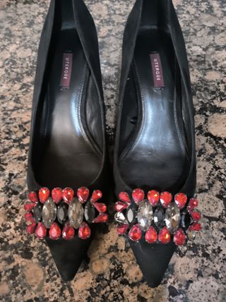Zapatos UTERQUE ante negro con pedrería tacón anch
