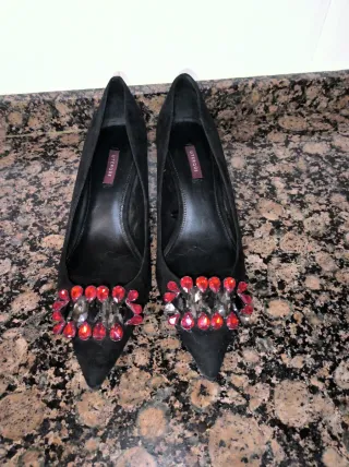 Zapatos UTERQUE ante negro con pedrería tacón anch