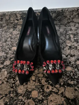 Zapatos UTERQUE ante negro con pedrería tacón anch