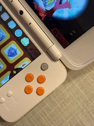 Nintendo 2DS XL bianco e arancione
