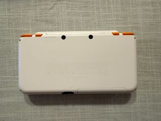 Nintendo 2DS XL bianco e arancione