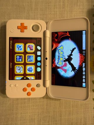 Nintendo 2DS XL bianco e arancione