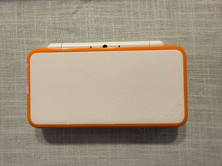 Nintendo 2DS XL bianco e arancione