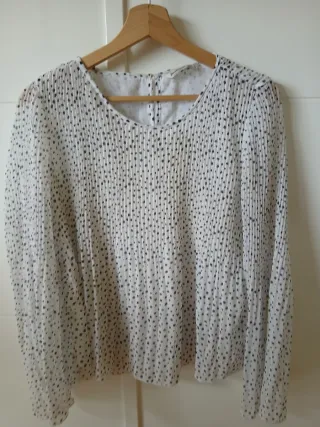 Blusa blanca plisada con topos