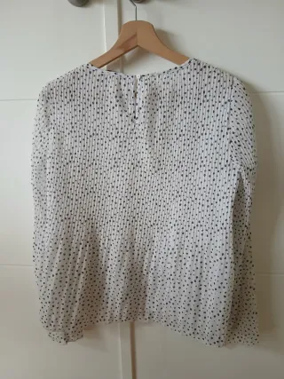 Blusa blanca plisada con topos