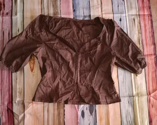 Blusa marrón manga abullonada