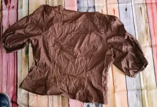 Blusa marrón manga abullonada