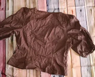 Blusa marrón manga abullonada
