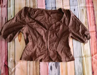 Blusa marrón manga abullonada