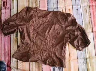 Blusa marrón manga abullonada