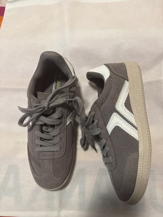 Zapatillas grises y blancas nuevas