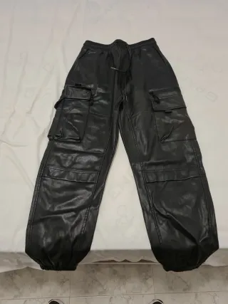 Pantalones cargo cuero Bershka negros