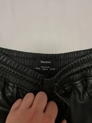 Pantalones cargo cuero Bershka negros