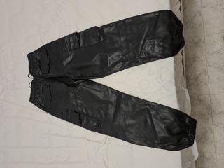Pantalones cargo cuero Bershka negros