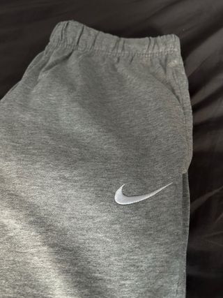 Pantalón corto gris Nike