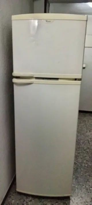Nevera + congelador blanca. 
Marca Whirlpool 
