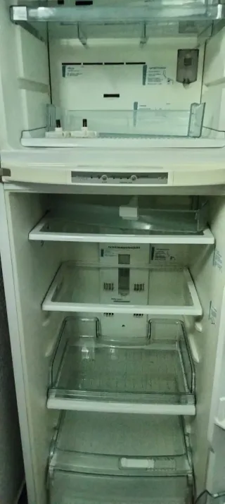 Nevera + congelador blanca. 
Marca Whirlpool 
