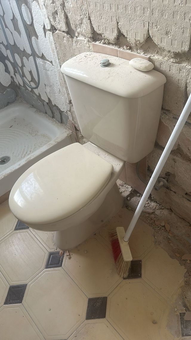 Inodoro de porcelana beige