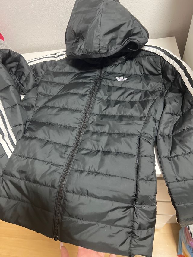 Abrigo Adidas Negro con Rayas Blancas clasico.