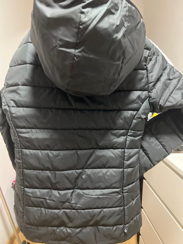 Abrigo Adidas Negro con Rayas Blancas clasico.