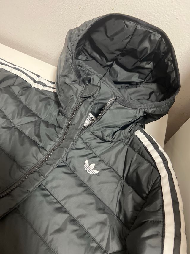 Abrigo Adidas Negro con Rayas Blancas clasico.