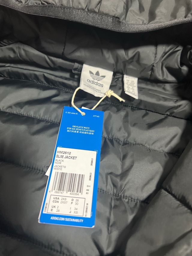 Abrigo Adidas Negro con Rayas Blancas clasico.