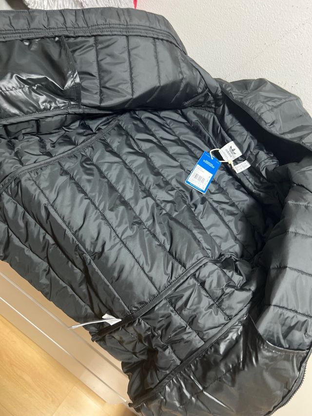 Abrigo Adidas Negro con Rayas Blancas clasico.